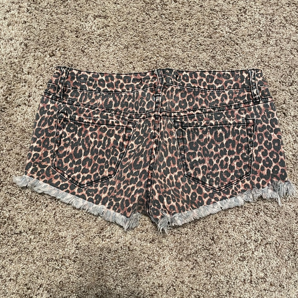 Leopard mini shorts 🐆🐆🐆 - Picture 2 of 3